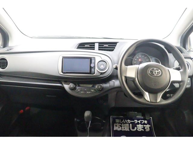 ヴィッツ Ｆ　スマイルエディション　ＥＴＣ　バックカメラ　ナビ　ＴＶ　スマートキー　電動格納ミラー　ＣＶＴ　盗難防止システム　衝突安全ボディ　ＡＢＳ　ＣＤ　ＤＶＤ再生　Ｂｌｕｅｔｏｏｔｈ　エアコン　パワーステアリング　パワーウィンドウ（2枚目）