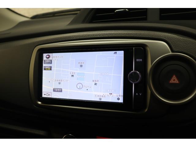 ヴィッツ Ｆ　スマイルエディション　ＥＴＣ　バックカメラ　ナビ　ＴＶ　スマートキー　電動格納ミラー　ＣＶＴ　盗難防止システム　衝突安全ボディ　ＡＢＳ　ＣＤ　ＤＶＤ再生　Ｂｌｕｅｔｏｏｔｈ　エアコン　パワーステアリング　パワーウィンドウ（3枚目）