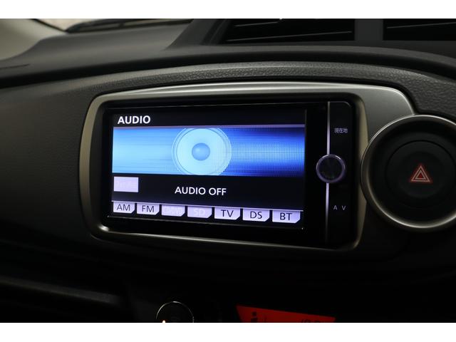 ヴィッツ Ｆ　スマイルエディション　ＥＴＣ　バックカメラ　ナビ　ＴＶ　スマートキー　電動格納ミラー　ＣＶＴ　盗難防止システム　衝突安全ボディ　ＡＢＳ　ＣＤ　ＤＶＤ再生　Ｂｌｕｅｔｏｏｔｈ　エアコン　パワーステアリング　パワーウィンドウ（4枚目）