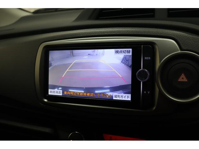 ヴィッツ Ｆ　スマイルエディション　ＥＴＣ　バックカメラ　ナビ　ＴＶ　スマートキー　電動格納ミラー　ＣＶＴ　盗難防止システム　衝突安全ボディ　ＡＢＳ　ＣＤ　ＤＶＤ再生　Ｂｌｕｅｔｏｏｔｈ　エアコン　パワーステアリング　パワーウィンドウ（5枚目）