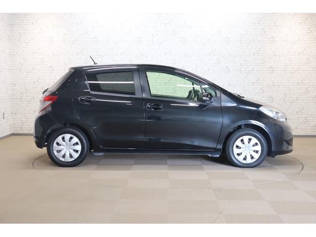 ヴィッツ Ｆ　スマイルエディション　ＥＴＣ　バックカメラ　ナビ　ＴＶ　スマートキー　電動格納ミラー　ＣＶＴ　盗難防止システム　衝突安全ボディ　ＡＢＳ　ＣＤ　ＤＶＤ再生　Ｂｌｕｅｔｏｏｔｈ　エアコン　パワーステアリング　パワーウィンドウ（14枚目）