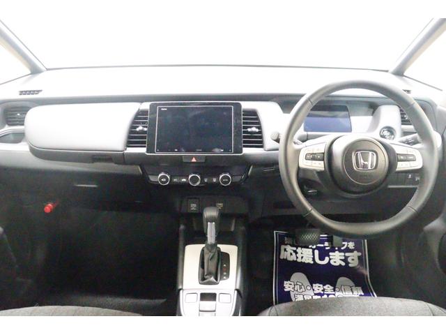 フィット e:HEVホーム バックカメラ クリアランスソナー クルーズコントロール レーンアシスト 衝突被害軽減システム LEDヘッドランプ スマートキー CVT 盗難防止システム 衝突安全ボディ ABS ESC USB(2枚目)