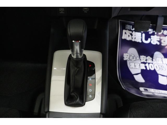 フィット e:HEVホーム バックカメラ クリアランスソナー クルーズコントロール レーンアシスト 衝突被害軽減システム LEDヘッドランプ スマートキー CVT 盗難防止システム 衝突安全ボディ ABS ESC USB(8枚目)