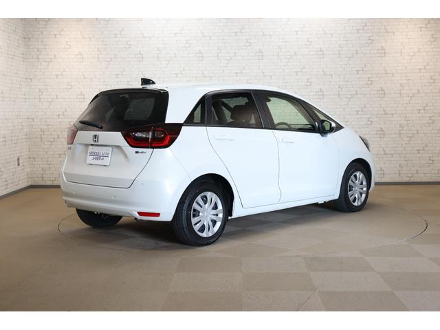 フィット e:HEVホーム バックカメラ クリアランスソナー クルーズコントロール レーンアシスト 衝突被害軽減システム LEDヘッドランプ スマートキー CVT 盗難防止システム 衝突安全ボディ ABS ESC USB(15枚目)