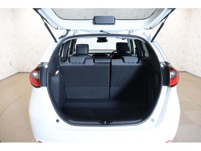 フィット e:HEVホーム バックカメラ クリアランスソナー クルーズコントロール レーンアシスト 衝突被害軽減システム LEDヘッドランプ スマートキー CVT 盗難防止システム 衝突安全ボディ ABS ESC USB(19枚目)