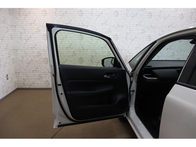 フィット e:HEVホーム バックカメラ クリアランスソナー クルーズコントロール レーンアシスト 衝突被害軽減システム LEDヘッドランプ スマートキー CVT 盗難防止システム 衝突安全ボディ ABS ESC USB(26枚目)