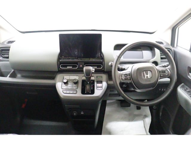 フリード ｅ：ＨＥＶクロスター　ナビ　ＴＶ　クリアランスソナー　クルーズコントロール　レーンアシスト　衝突被害軽減システム　両側電動スライドドア　ＬＥＤヘッドランプ　ヘッドライトウォッシャー　スマートキー　アイドリングストップ（3枚目）