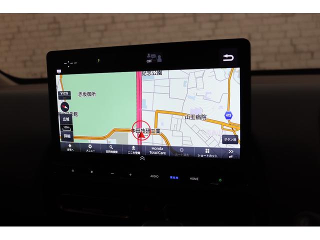 フリード ｅ：ＨＥＶクロスター　ナビ　ＴＶ　クリアランスソナー　クルーズコントロール　レーンアシスト　衝突被害軽減システム　両側電動スライドドア　ＬＥＤヘッドランプ　ヘッドライトウォッシャー　スマートキー　アイドリングストップ（4枚目）