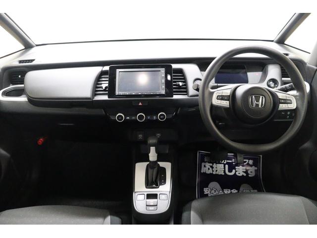 フィット ベーシック　バックカメラ　ナビ　クリアランスソナー　クルーズコントロール　衝突被害軽減システム　オートライト　スマートキー　アイドリングストップ　電動格納ミラー　ＣＶＴ　盗難防止システム　衝突安全ボディ（2枚目）