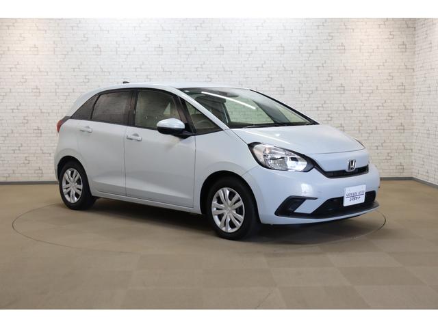 フィット ベーシック　バックカメラ　ナビ　クリアランスソナー　クルーズコントロール　衝突被害軽減システム　オートライト　スマートキー　アイドリングストップ　電動格納ミラー　ＣＶＴ　盗難防止システム　衝突安全ボディ（12枚目）