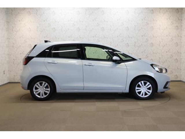 フィット ベーシック　バックカメラ　ナビ　クリアランスソナー　クルーズコントロール　衝突被害軽減システム　オートライト　スマートキー　アイドリングストップ　電動格納ミラー　ＣＶＴ　盗難防止システム　衝突安全ボディ（13枚目）