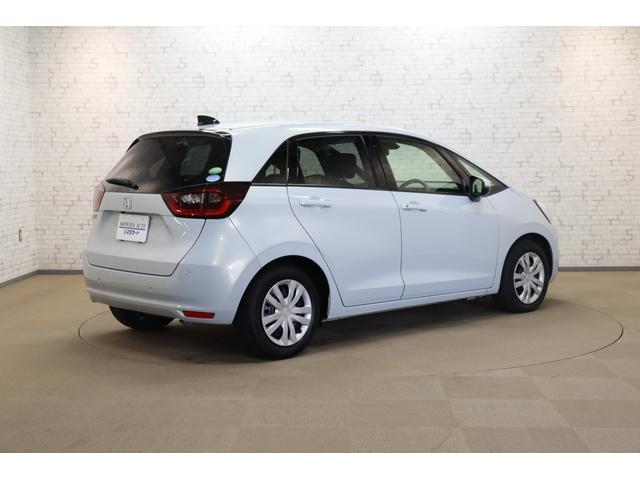 フィット ベーシック　バックカメラ　ナビ　クリアランスソナー　クルーズコントロール　衝突被害軽減システム　オートライト　スマートキー　アイドリングストップ　電動格納ミラー　ＣＶＴ　盗難防止システム　衝突安全ボディ（14枚目）