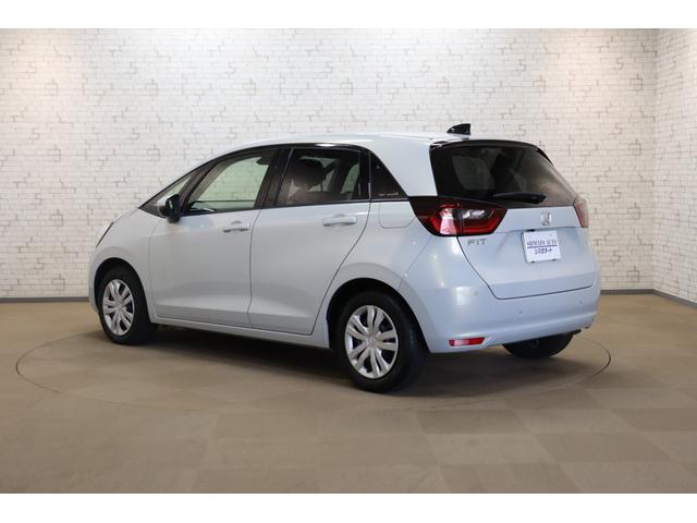 フィット ベーシック　バックカメラ　ナビ　クリアランスソナー　クルーズコントロール　衝突被害軽減システム　オートライト　スマートキー　アイドリングストップ　電動格納ミラー　ＣＶＴ　盗難防止システム　衝突安全ボディ（16枚目）