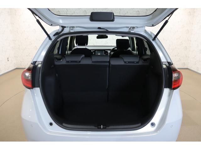 フィット ベーシック　バックカメラ　ナビ　クリアランスソナー　クルーズコントロール　衝突被害軽減システム　オートライト　スマートキー　アイドリングストップ　電動格納ミラー　ＣＶＴ　盗難防止システム　衝突安全ボディ（18枚目）