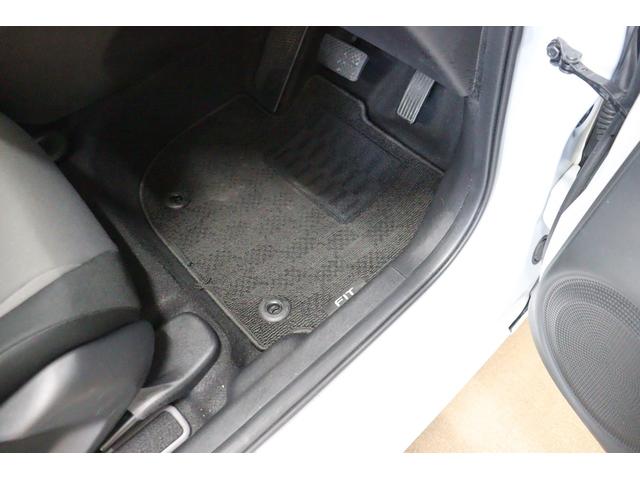 フィット ベーシック　バックカメラ　ナビ　クリアランスソナー　クルーズコントロール　衝突被害軽減システム　オートライト　スマートキー　アイドリングストップ　電動格納ミラー　ＣＶＴ　盗難防止システム　衝突安全ボディ（22枚目）