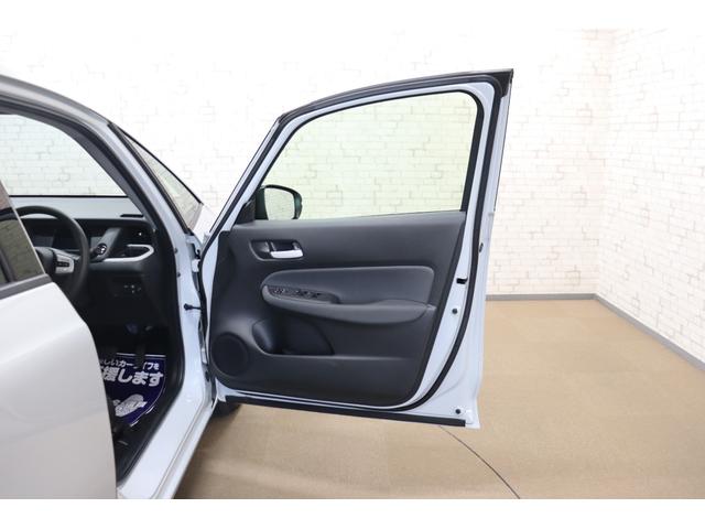 フィット ベーシック　バックカメラ　ナビ　クリアランスソナー　クルーズコントロール　衝突被害軽減システム　オートライト　スマートキー　アイドリングストップ　電動格納ミラー　ＣＶＴ　盗難防止システム　衝突安全ボディ（27枚目）