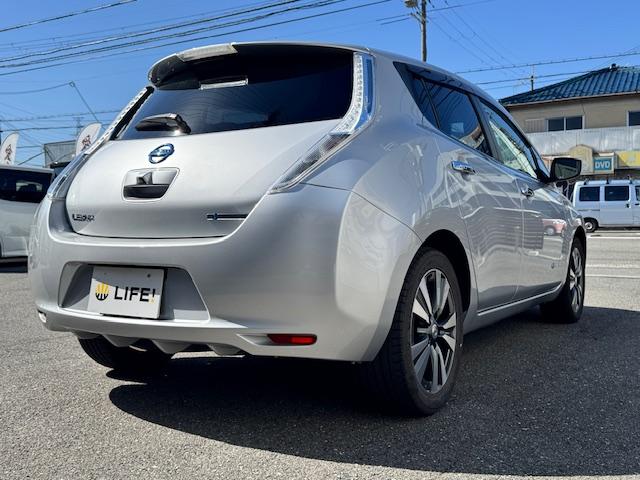 リーフ Ｘ（３０ｋｗｈ）　ＥＴＣ　バックカメラ　ナビ　ＴＶ　オートクルーズコントロール　衝突被害軽減システム　アルミホイール　スマートキー　シートヒーター　ＣＶＴ　盗難防止システム　衝突安全ボディ　記録簿　ＡＢＳ　ＥＳＣ　ＣＤ（12枚目）