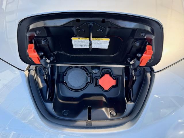 リーフ Ｘ（３０ｋｗｈ）　ＥＴＣ　バックカメラ　ナビ　ＴＶ　オートクルーズコントロール　衝突被害軽減システム　アルミホイール　スマートキー　シートヒーター　ＣＶＴ　盗難防止システム　衝突安全ボディ　記録簿　ＡＢＳ　ＥＳＣ　ＣＤ（16枚目）