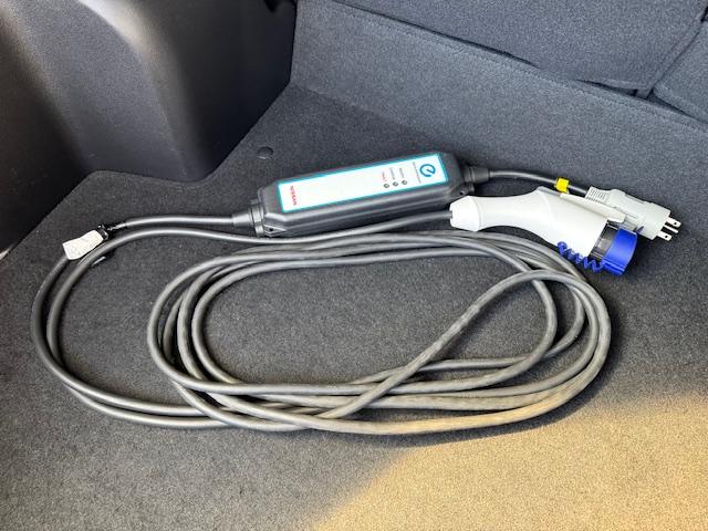 リーフ Ｘ（３０ｋｗｈ）　ＥＴＣ　バックカメラ　ナビ　ＴＶ　オートクルーズコントロール　衝突被害軽減システム　アルミホイール　スマートキー　シートヒーター　ＣＶＴ　盗難防止システム　衝突安全ボディ　記録簿　ＡＢＳ　ＥＳＣ　ＣＤ（27枚目）