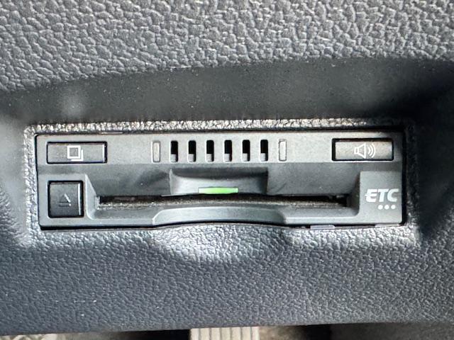 プリウス Sセーフティプラス ツートーン ツートンカラー ETC バックカメラ ナビ TV クリアランスソナー オートクルーズコントロール レーンアシスト パークアシスト 衝突被害軽減システム オートマチックハイビーム LEDヘッドランプ(9枚目)