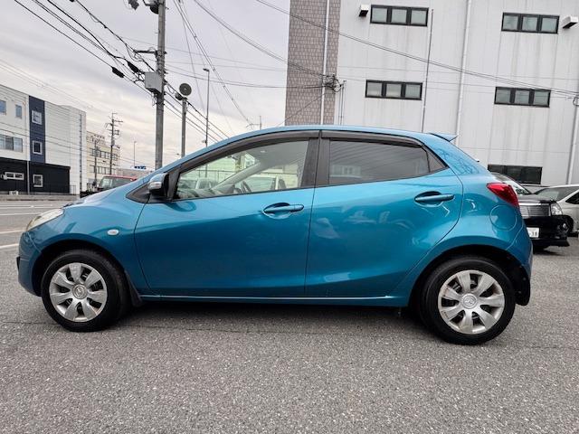 デミオ １３－スカイアクティブ　ＥＴＣ　キーレスエントリー　アイドリングストップ　電動格納ミラー　ＣＶＴ　衝突安全ボディ　記録簿　ＡＢＳ　ＥＳＣ　ＣＤ　ＵＳＢ　エアコン（9枚目）