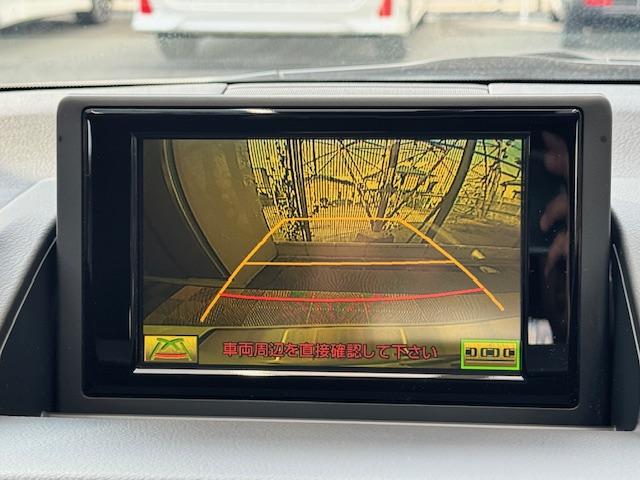 便利なバックビューカメラを装備し、ステアリング舵角に合わせたガイドライン表示もおこないます。駐車が苦手な方でも安心していただける装備です。