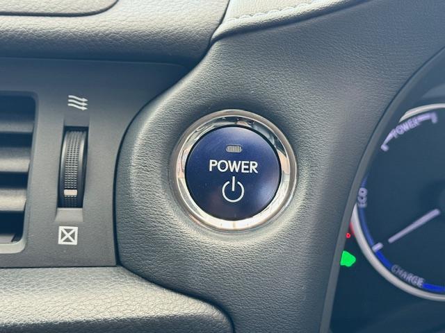 【スマートキーシステム】携帯したスマートキーを取り出すことなく、ドアの施錠・解錠が可能で、ワンプッシュでエンジンがスタート！！