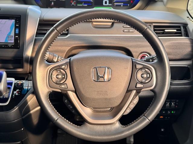 フリードハイブリッド ハイブリッド・Ｇホンダセンシング　ＥＴＣ　バックカメラ　ナビ　ＴＶ　オートクルーズコントロール　レーンアシスト　衝突被害軽減システム　両側電動スライドドア　ＬＥＤヘッドランプ　スマートキー　電動格納ミラー　後席モニター　ＡＴ（3枚目）