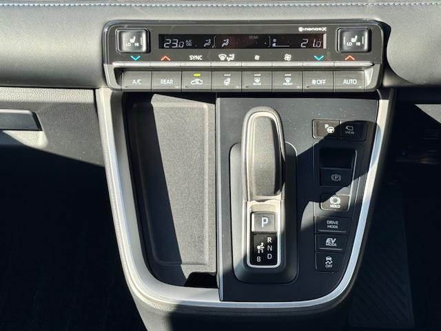 ヴォクシー ハイブリッドＳ－Ｚ　ドライブレコーダー　ＥＴＣ　全周囲カメラ　ナビ　ＴＶ　オートクルーズコントロール　レーンアシスト　パークアシスト　衝突被害軽減システム　両側電動スライドドア　オートマチックハイビーム　オートライト（7枚目）