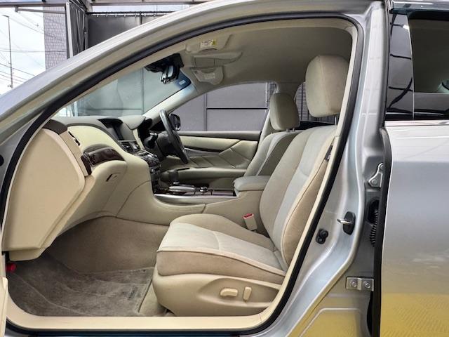 フーガ ２５０ＧＴ　Ａパッケージ　ＥＴＣ　クリアランスソナー　オートクルーズコントロール　衝突被害軽減システム　全周囲カメラ　ナビ　アルミホイール　ＬＥＤヘッドランプ　ＡＴ　スマートキー　電動格納ミラー　盗難防止システム　パワーシート（41枚目）