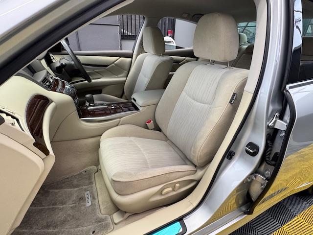 フーガ ２５０ＧＴ　Ａパッケージ　ＥＴＣ　クリアランスソナー　オートクルーズコントロール　衝突被害軽減システム　全周囲カメラ　ナビ　アルミホイール　ＬＥＤヘッドランプ　ＡＴ　スマートキー　電動格納ミラー　盗難防止システム　パワーシート（42枚目）