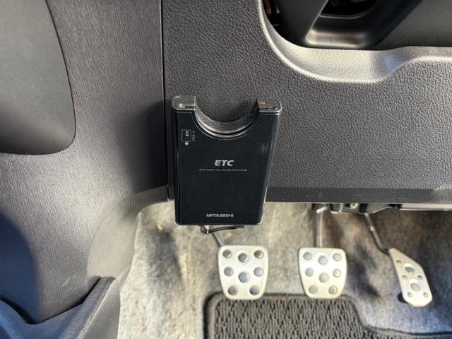 ヴィッツ RS G’s MT車 ETC バックカメラ TV アルミホイール オートライト HID キーレスエントリー 電動格納ミラー MT 衝突安全ボディ ABS USB Bluetooth エアコン パワーステアリング(9枚目)