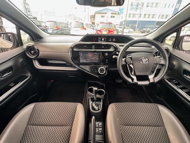 アクア クロスオーバー　グラム　ＥＴＣ　バックカメラ　ナビ　ＴＶ　クリアランスソナー　レーンアシスト　衝突被害軽減システム　アルミホイール　オートマチックハイビーム　スマートキー　電動格納ミラー　シートヒーター　ＣＶＴ（2枚目）