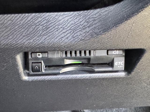 アクア クロスオーバー　グラム　ＥＴＣ　バックカメラ　ナビ　ＴＶ　クリアランスソナー　レーンアシスト　衝突被害軽減システム　アルミホイール　オートマチックハイビーム　スマートキー　電動格納ミラー　シートヒーター　ＣＶＴ（8枚目）