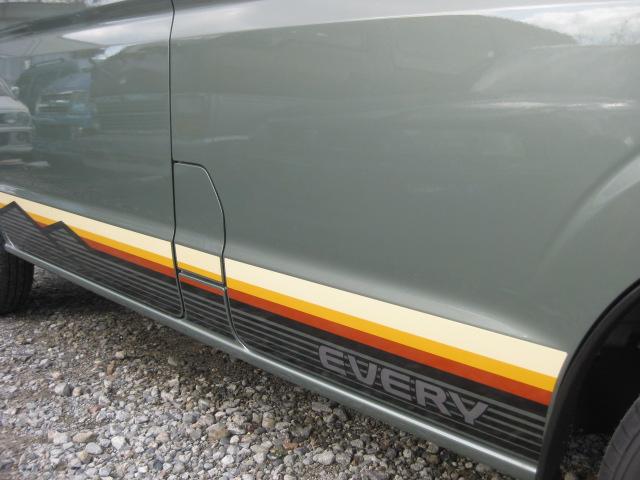 エブリイ Ｊリミテッド　登録済未使用車　Ｊリミテッドターボ車　バックアイカメラ付ディスプレイオーディオ装着車　ワンアクション両側パワースライドドア　ＬＥＤヘッドライトブラック塗装　専用デカール（12枚目）