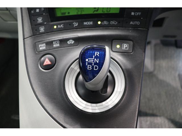 プリウス Ｓ　ドライブレコーダー　ＥＴＣ　バックカメラ　ナビ　ＴＶ　アルミホイール　ＣＶＴ　スマートキー　盗難防止システム　ＣＤ　ミュージックプレイヤー接続可　衝突安全ボディ　ＡＢＳ　ＥＳＣ　エアコン（7枚目）