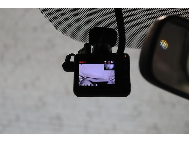 プリウス Ｓ　ドライブレコーダー　ＥＴＣ　バックカメラ　ナビ　ＴＶ　アルミホイール　ＣＶＴ　スマートキー　盗難防止システム　ＣＤ　ミュージックプレイヤー接続可　衝突安全ボディ　ＡＢＳ　ＥＳＣ　エアコン（9枚目）