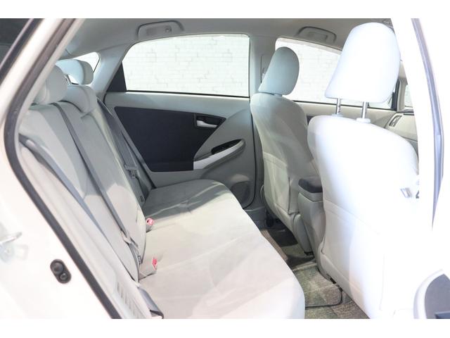 プリウス Ｓ　ドライブレコーダー　ＥＴＣ　バックカメラ　ナビ　ＴＶ　アルミホイール　ＣＶＴ　スマートキー　盗難防止システム　ＣＤ　ミュージックプレイヤー接続可　衝突安全ボディ　ＡＢＳ　ＥＳＣ　エアコン（11枚目）