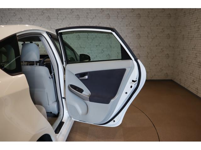 プリウス Ｓ　ドライブレコーダー　ＥＴＣ　バックカメラ　ナビ　ＴＶ　アルミホイール　ＣＶＴ　スマートキー　盗難防止システム　ＣＤ　ミュージックプレイヤー接続可　衝突安全ボディ　ＡＢＳ　ＥＳＣ　エアコン（27枚目）