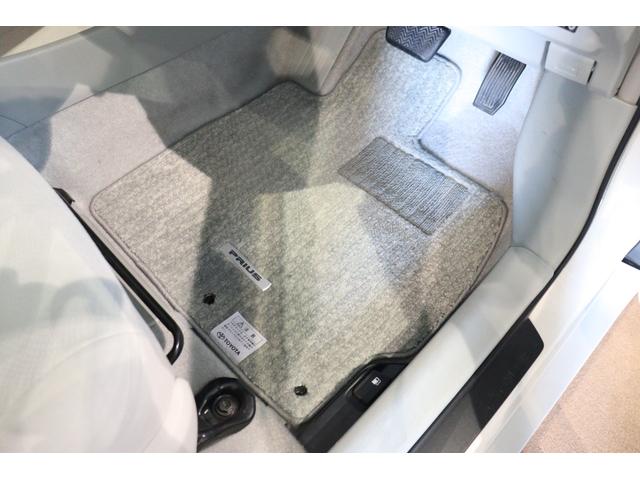プリウス Ｓ　ドライブレコーダー　ＥＴＣ　バックカメラ　ナビ　ＴＶ　アルミホイール　ＣＶＴ　スマートキー　盗難防止システム　ＣＤ　ミュージックプレイヤー接続可　衝突安全ボディ　ＡＢＳ　ＥＳＣ　エアコン（29枚目）