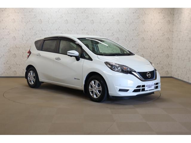 ノート ｅ－パワー　Ｘ　全周囲カメラ　ナビ　ＴＶ　クリアランスソナー　レーンアシスト　衝突被害軽減システム　スマートキー　アイドリングストップ　電動格納ミラー　ＣＶＴ　盗難防止システム　衝突安全ボディ　ＡＢＳ　ＥＳＣ　ＣＤ（12枚目）