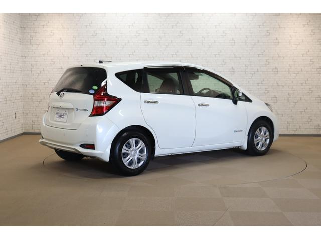 ノート ｅ－パワー　Ｘ　全周囲カメラ　ナビ　ＴＶ　クリアランスソナー　レーンアシスト　衝突被害軽減システム　スマートキー　アイドリングストップ　電動格納ミラー　ＣＶＴ　盗難防止システム　衝突安全ボディ　ＡＢＳ　ＥＳＣ　ＣＤ（16枚目）