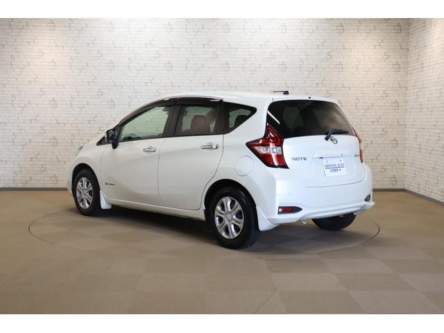 ノート ｅ－パワー　Ｘ　全周囲カメラ　ナビ　ＴＶ　クリアランスソナー　レーンアシスト　衝突被害軽減システム　スマートキー　アイドリングストップ　電動格納ミラー　ＣＶＴ　盗難防止システム　衝突安全ボディ　ＡＢＳ　ＥＳＣ　ＣＤ（17枚目）