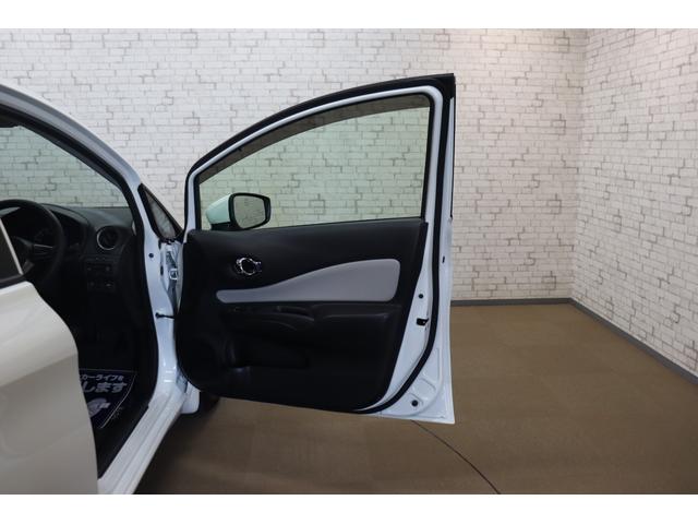 ノート ｅ－パワー　Ｘ　全周囲カメラ　ナビ　ＴＶ　クリアランスソナー　レーンアシスト　衝突被害軽減システム　スマートキー　アイドリングストップ　電動格納ミラー　ＣＶＴ　盗難防止システム　衝突安全ボディ　ＡＢＳ　ＥＳＣ　ＣＤ（26枚目）