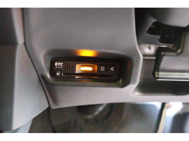 フィット １３Ｇ・Ｆ　ドライブレコーダー　ＥＴＣ　バックカメラ　ナビ　レーンアシスト　衝突被害軽減システム　スマートキー　アイドリングストップ　ＣＶＴ　盗難防止システム　衝突安全ボディ　ＡＢＳ　ＥＳＣ　ＣＤ　ＵＳＢ（4枚目）