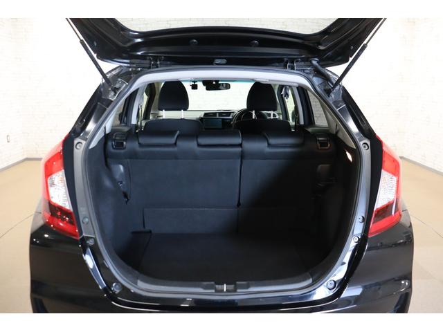 フィット １３Ｇ・Ｆ　ドライブレコーダー　ＥＴＣ　バックカメラ　ナビ　レーンアシスト　衝突被害軽減システム　スマートキー　アイドリングストップ　ＣＶＴ　盗難防止システム　衝突安全ボディ　ＡＢＳ　ＥＳＣ　ＣＤ　ＵＳＢ（18枚目）