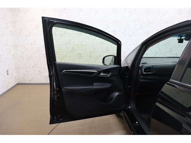 フィット １３Ｇ・Ｆ　ドライブレコーダー　ＥＴＣ　バックカメラ　ナビ　レーンアシスト　衝突被害軽減システム　スマートキー　アイドリングストップ　ＣＶＴ　盗難防止システム　衝突安全ボディ　ＡＢＳ　ＥＳＣ　ＣＤ　ＵＳＢ（32枚目）