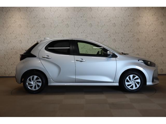 ヤリス Ｘ　衝突被害軽減システム　オートマチックハイビーム　オートライト　キーレスエントリー　電動格納ミラー　ＣＶＴ　盗難防止システム　衝突安全ボディ　記録簿　ＡＢＳ　ＥＳＣ　ＵＳＢ　Ｂｌｕｅｔｏｏｔｈ　エアコン（12枚目）