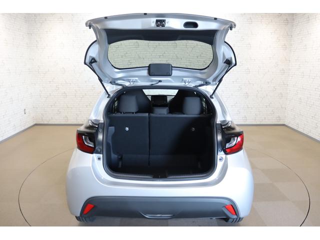 ヤリス Ｘ　衝突被害軽減システム　オートマチックハイビーム　オートライト　キーレスエントリー　電動格納ミラー　ＣＶＴ　盗難防止システム　衝突安全ボディ　記録簿　ＡＢＳ　ＥＳＣ　ＵＳＢ　Ｂｌｕｅｔｏｏｔｈ　エアコン（17枚目）