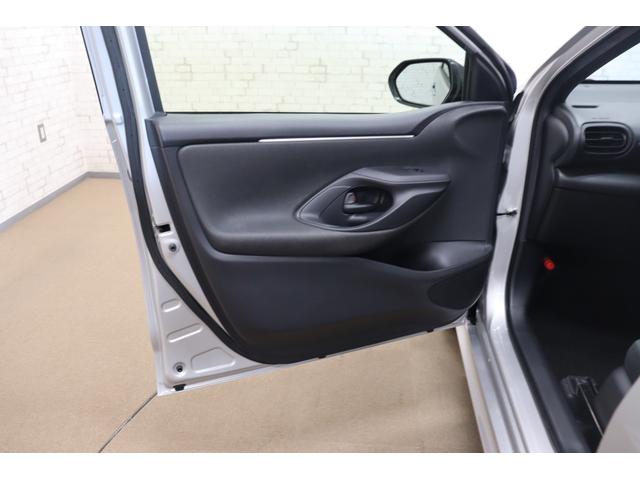 ヤリス Ｘ　衝突被害軽減システム　オートマチックハイビーム　オートライト　キーレスエントリー　電動格納ミラー　ＣＶＴ　盗難防止システム　衝突安全ボディ　記録簿　ＡＢＳ　ＥＳＣ　ＵＳＢ　Ｂｌｕｅｔｏｏｔｈ　エアコン（28枚目）